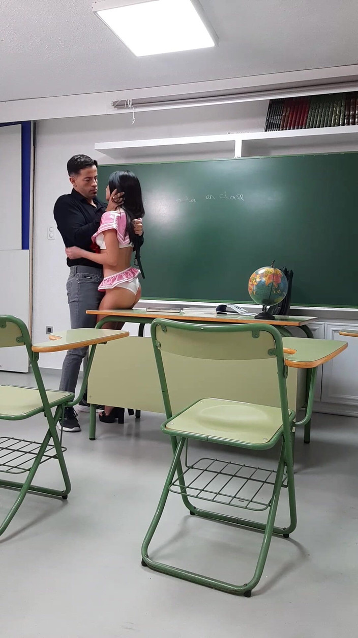 Gina Ferocious: Un profesor bătrân pervers cu pula monstruoasă se fute extrem...