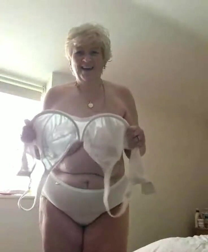 Uk Joolz: Xem tôi thay đồ