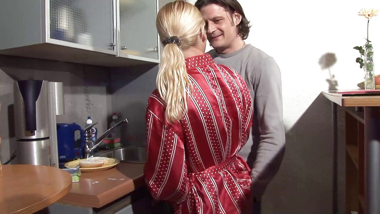 Vintage Climax: Tante rambut pirang pecinta kontol dientot di dapur