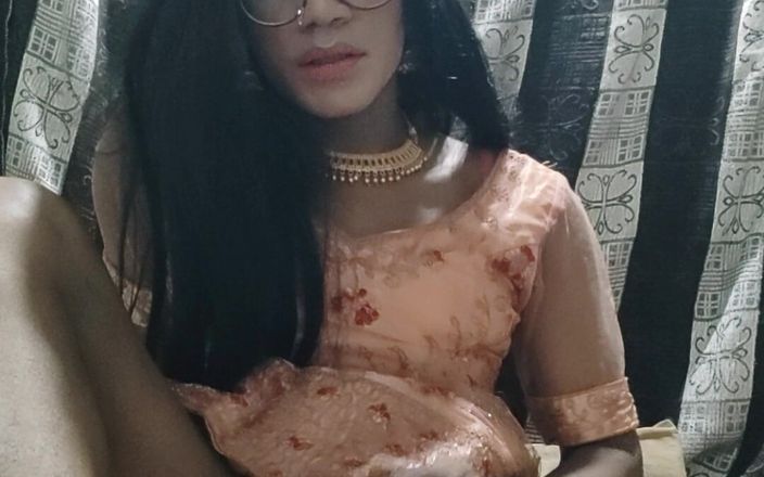 Keerthanakeerthi95: Une trans indienne desi jouit dans un lehanga traditionnel et...
