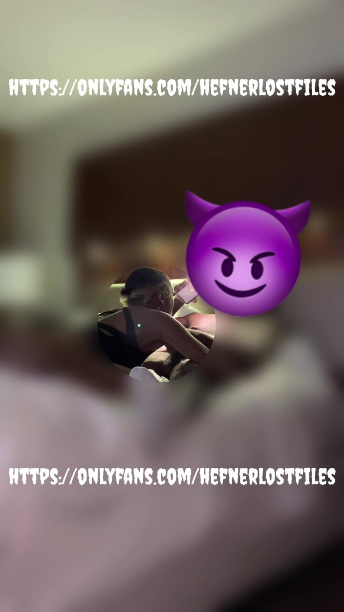 Jenko: 素敵なベッドに横たわって、彼女の口の中に射精するまでフェラチオをしてもらっています