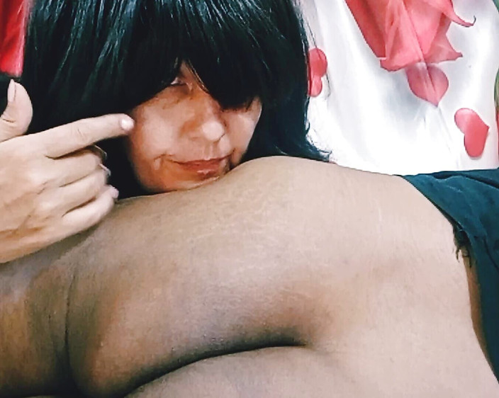 Bolly Karma: Utangaç hatun ateşli ırklararası seks videosunda göt yalıyor