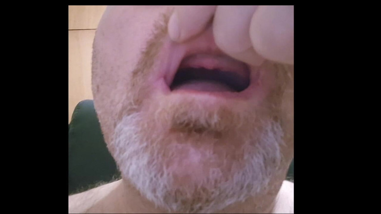 ChubbyDaddyBearLuka: टूथलेस बियर हमें उसके मुंह में जाने देता है - माउथ फेटिश