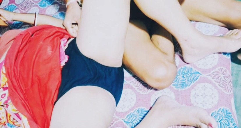 Teensex: Blonda matură sexy bhabi cu forme îi arată lui Chris Young...