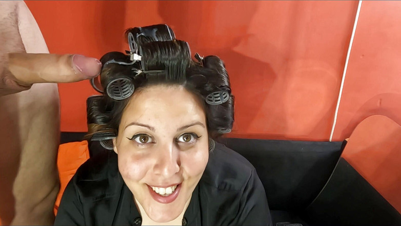 Young_strawberry: いたずらなふしだらな女はヘアローラーを置き、フェラチオを与えます