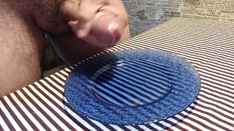 Kinky Guy: थाली में सुबह का वीर्य, आपके लिए तैयार, इसे चाटना!