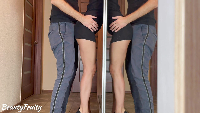 BeautyFruity: Une beauté lubrique dans une robe courte appelle le maçon...
