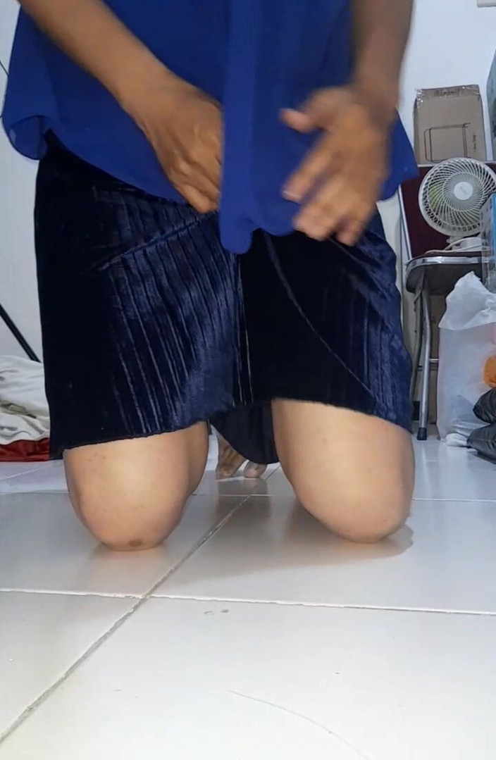 Naomisinka: Niebieska aksamitna spódnica masturbacja