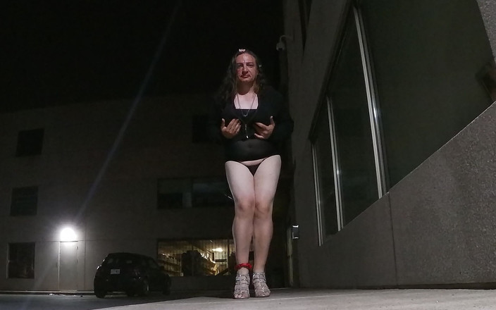 JonasBen: Buon halloween maturo travestito all'aperto