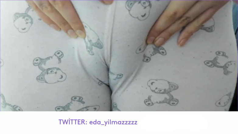 bigass_sexy_bigboobs: Cameltoe - geschwollene muschi - masturbieren mit Pajama - Reiben der muschi mit...