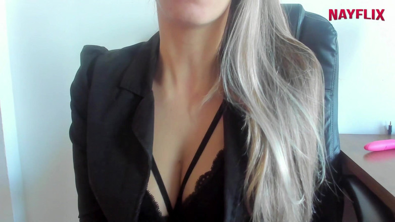 Nayflix: Kåt affärskvinna på jobbet