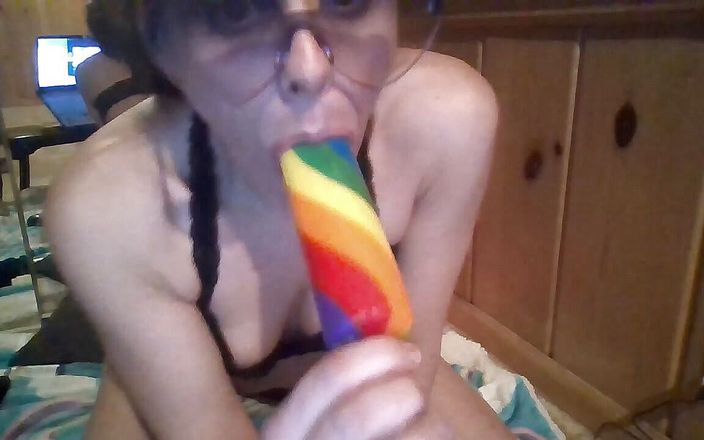 Rainbow Hotty: Rainbow hottie cock sucker lol