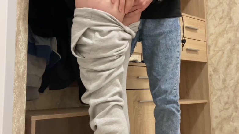 teenstep: 18歳のティーンは、彼女のアパートで恥ずかしがり屋の隣人とセックスしました。