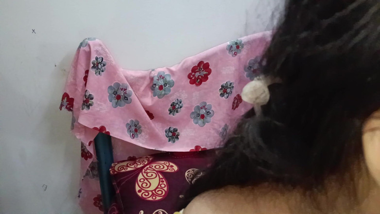 Muruga: Hintli ateşli teyze üvey kız kardeşi ve üvey erkek kardeşiyle çıplak sikişiyor