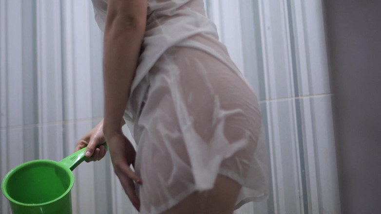 deafheaven666: Sexy ehefrau badet im transparenten weißen satinkleid