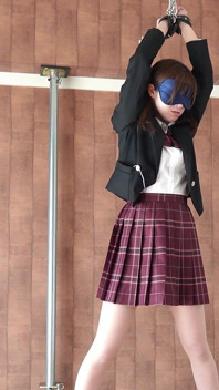 耐えきれず許しを乞う女の子