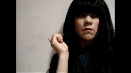 Solo Austria: Lea makan di depan kamera