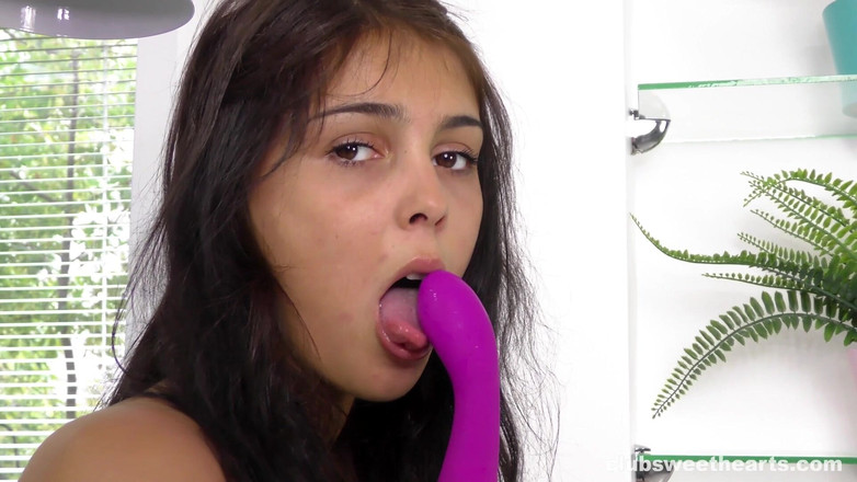 Club sweethearts: Ateşli esmer ıslak amcığını oynuyor