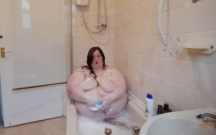 SSBBW Lady Brads: Ssbbw bath time fun and belly jiggle
