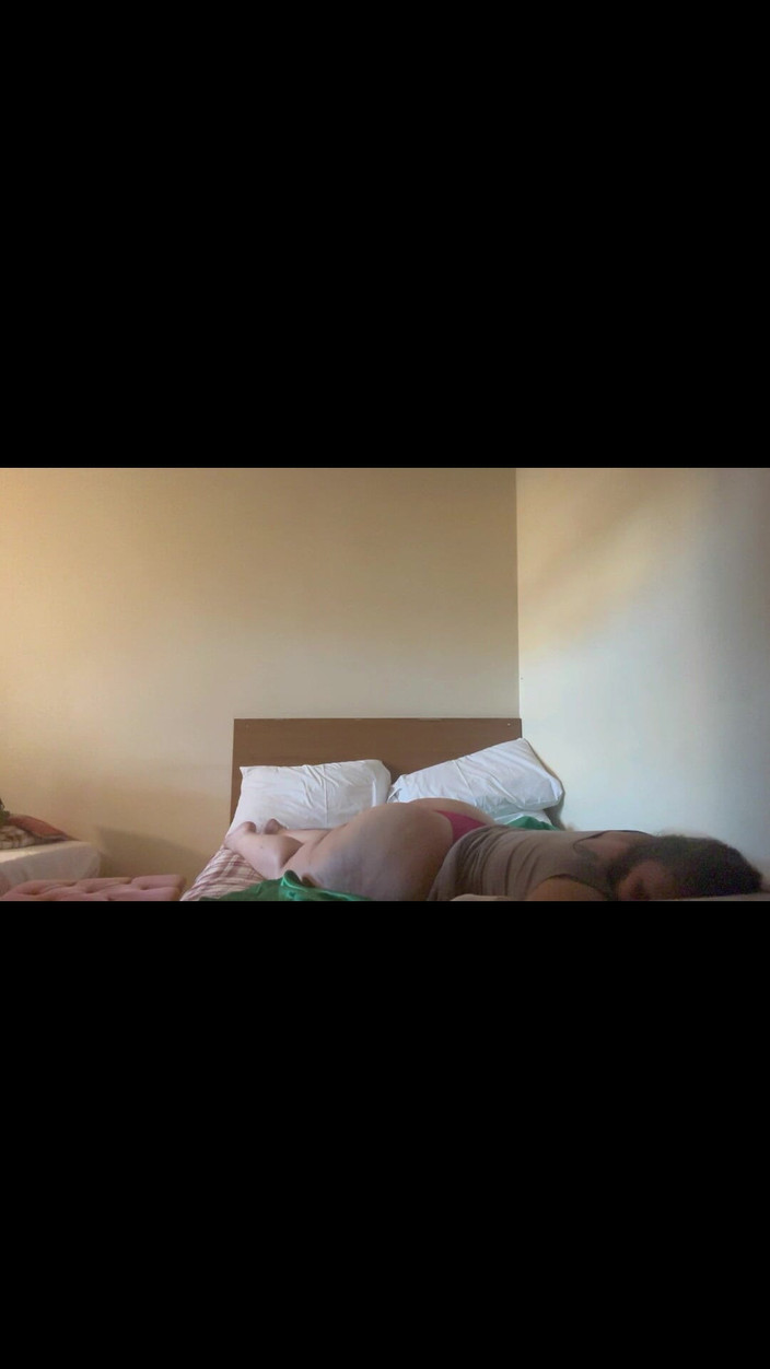 Zina Gabon: 年长的女人在床上赤身裸体弯下腰。丰满辣妈