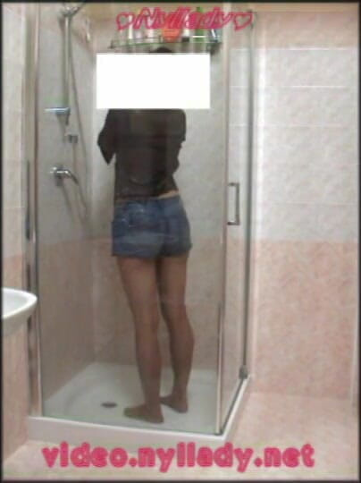 Nyllady: Külotlu çorapla duşta