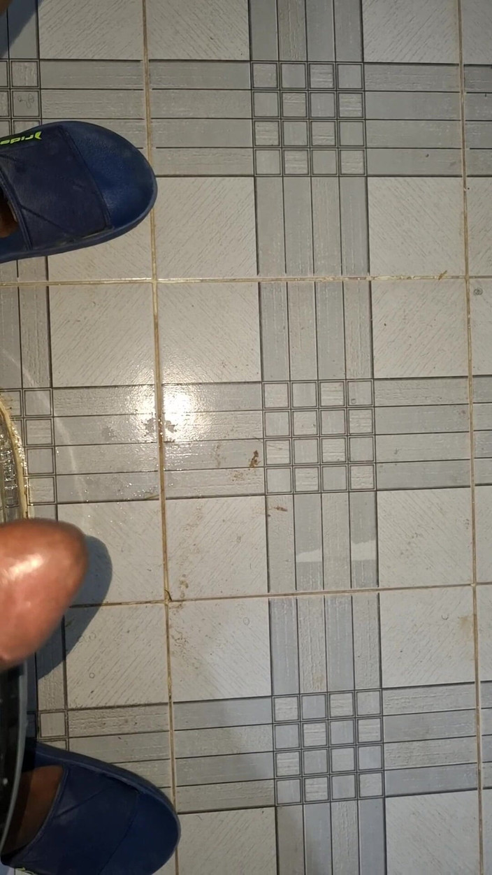 Bumba: ビッグ・ディックが首都に戻ると、娼婦たちは混乱して彼を追いかけた