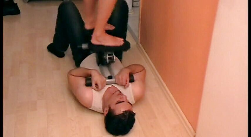 Femdom Austria: Tap-dance aerobik na lidské cvičební podložce