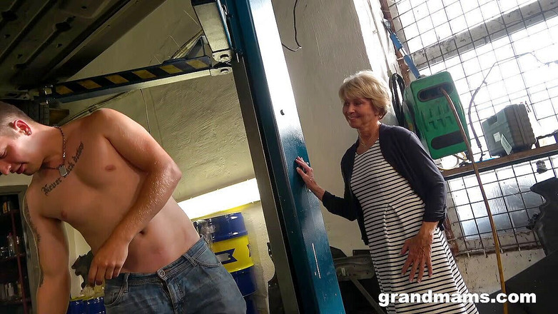 Grandmams: 请在你修我的车之前操我奶奶