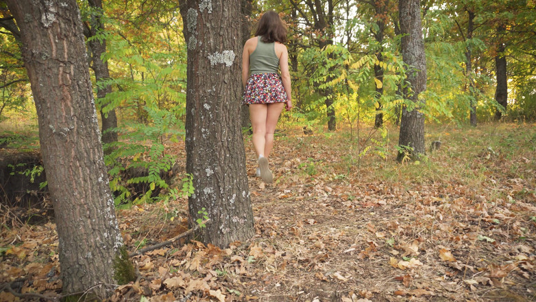 Teasecombo 4K: 女の子が屋外で背中のパンティを見せる幻想