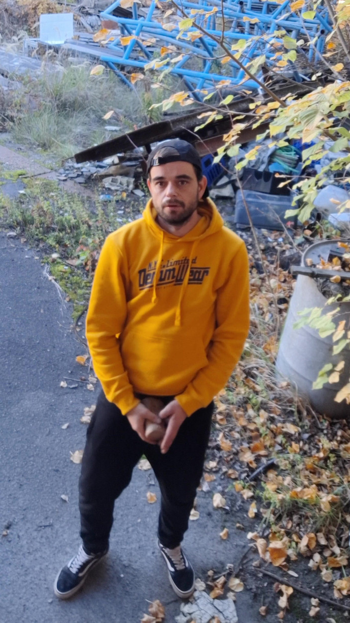 jerkofflover: 在废弃工厂的户外和大厅内自慰