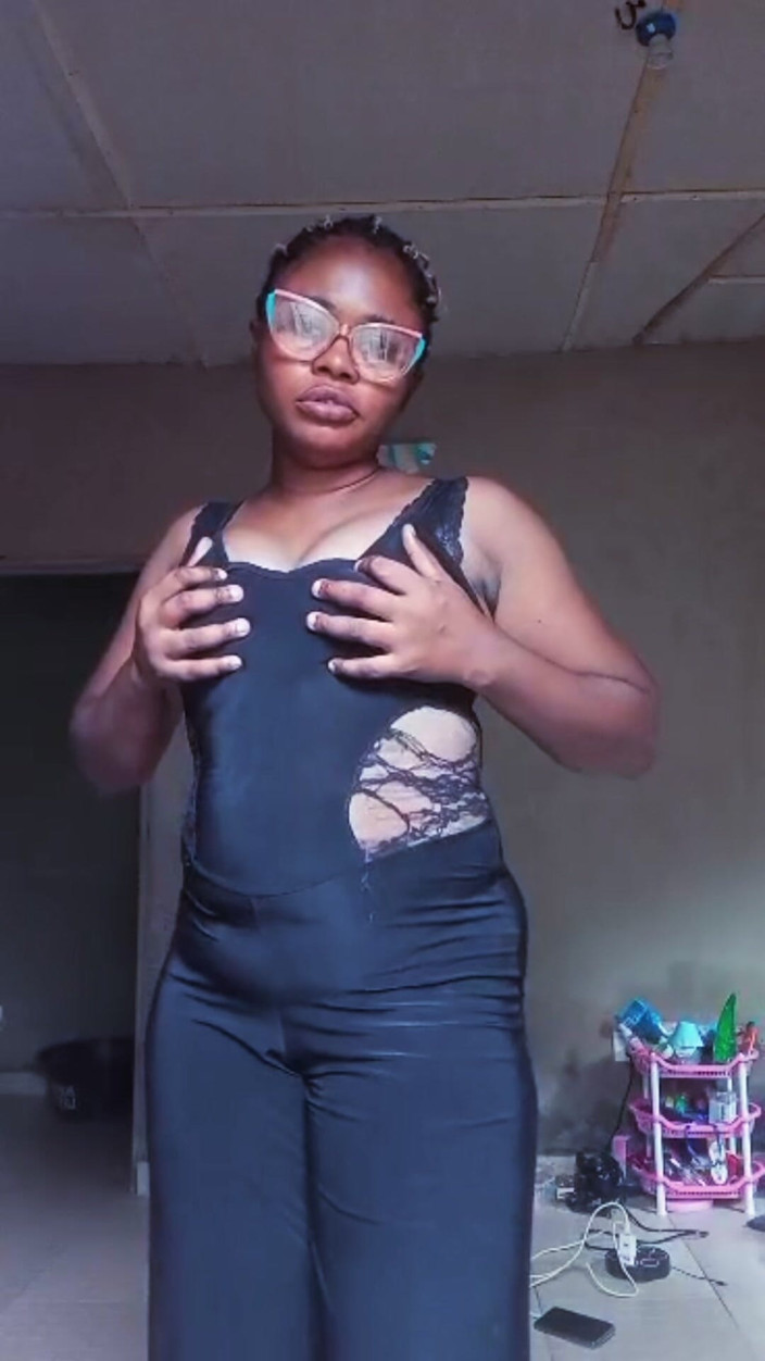 Lovelee: Nigeriansk tjej s sqirting på live stream
