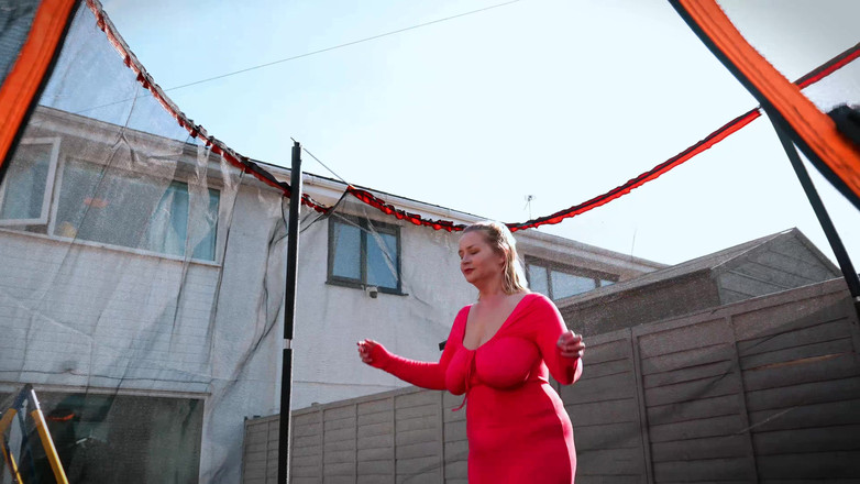 JessieHH: Тренировка мамочки батутом, sfw бесплатно 4K