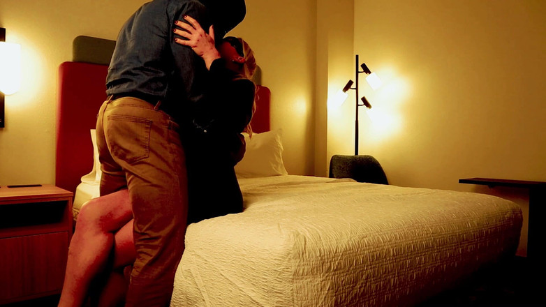 Flight Attendant Fiona: Fa Fiona får en sensuell massage efter att ha flugit...