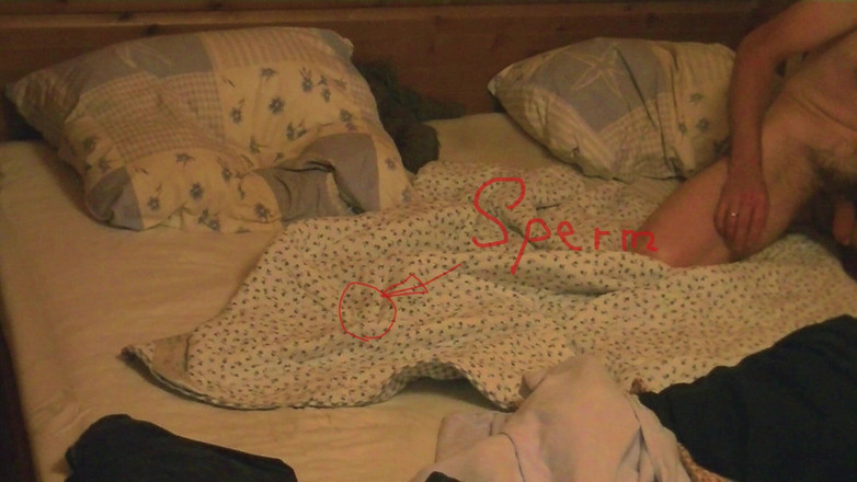 Mark Hannes: Masturbare cu cocoașă goală pe pat