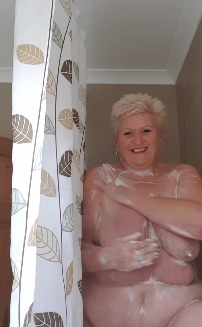 Uk Joolz: Ok, tak se stane, když se ve sprše, všechny namydlené,...