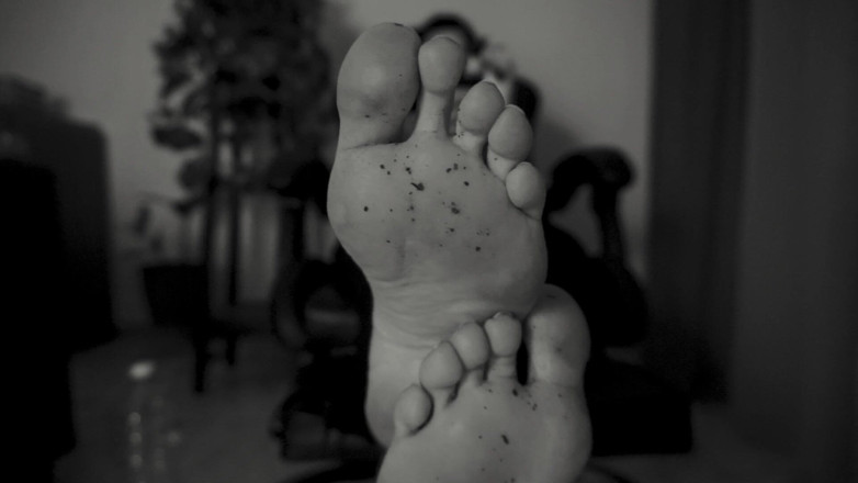 Your italian goddess: Hey Loser Watch My Dirty Feet Your Italian Goddess