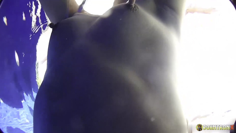 John Tron X: Johntronx - sex la piscină cu o superbă gagică thailandeză zveltă