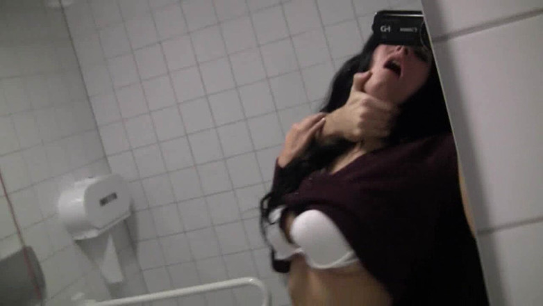 Party Jule: Fucked in Toilet