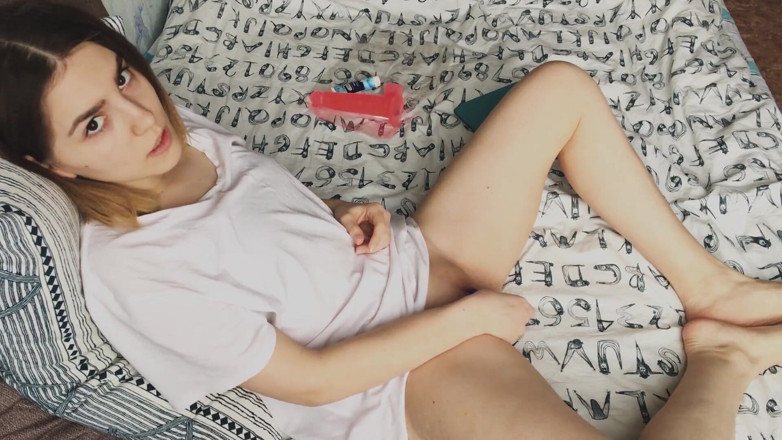 My Little Betsy: 그녀는 펍을 지루하게 하고 딜도로 놀기 시작했어 - 신음!