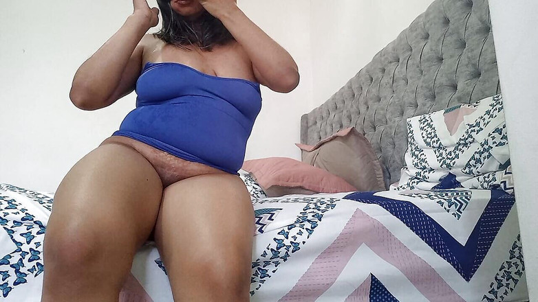 PATY PATY: Sexy nevlastní matka dělá svou věc v posteli masturbací, která...