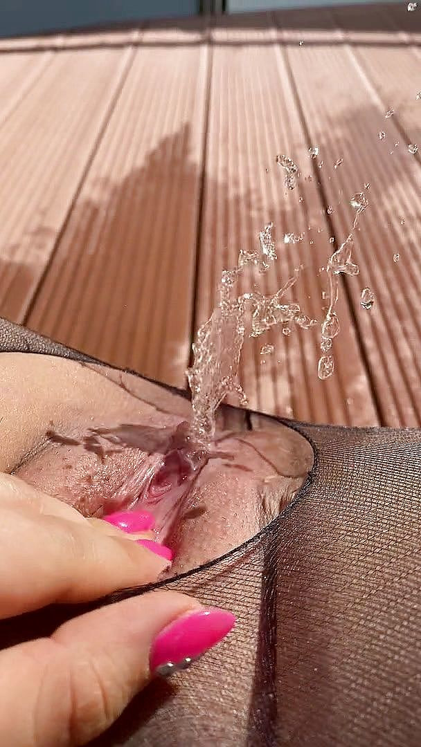 Josefine Schmied: Sikaj na balkonie w słońcu