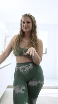 Ivy Andrews em enteada quer jogar verdade ou ousar e beber xixi