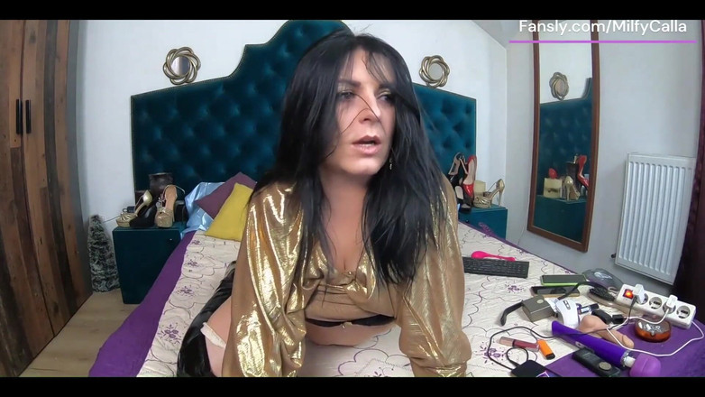 MilfyCalla: Tachinare aurie pe pat cu cizme strălucitoare