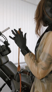 Rubber-Mistress przygotowuje Klinikę do badań