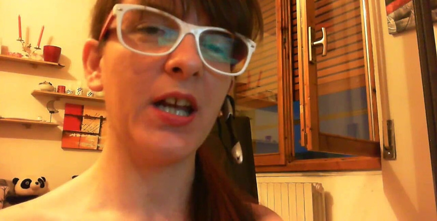 Nicoletta Embassi: あなたのお父さんは彼女のお尻と猫にこのディルドをすべて取りたいですあなたの準備はできていますか?