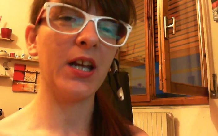 Nicoletta Embassi: Твоя папочка хочет взять весь этот дилдо в ее задницу и киску, ты готов?