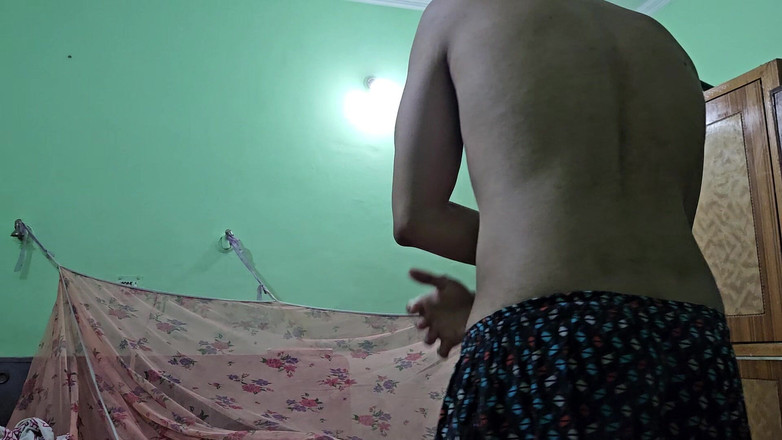 hot_asian_boy: Jag applicerar kroppslotion + kort poserar i slutet