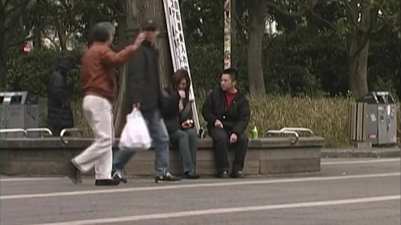 JapaneseAmateur: Dojrzała brunetka MILF flirtuje dziko ze Szczęśliwym Nieznajomym na zewnątrz