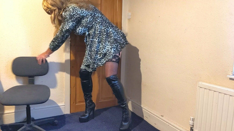 Sarahsatinslut: Rochie scurta &amp; cizme lungi