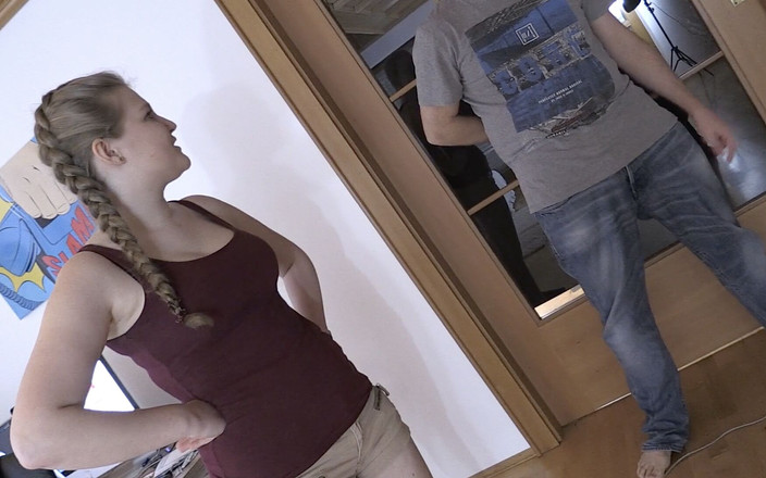 Casting66: Julia Play Dart Looser mă fute!!